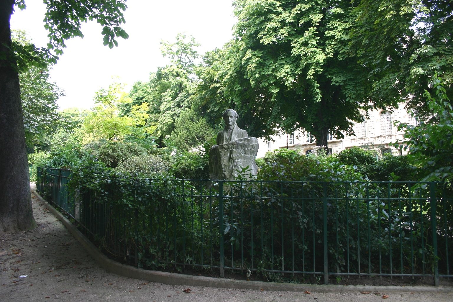 Wells and Bert monument, Paris (1).JPG